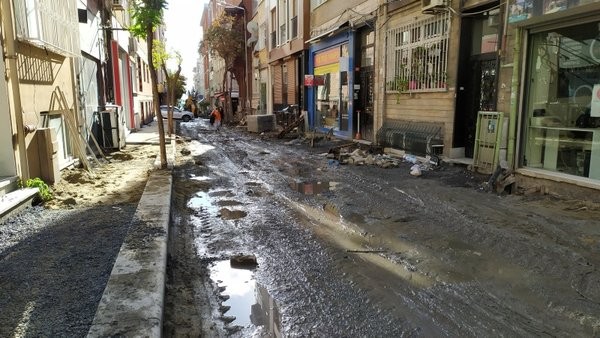 Bitmeyen yok çalışması: Cadde çamur deryasına döndü! CHP’li Bakırköy Belediyesi’ne tepkiler artıyor