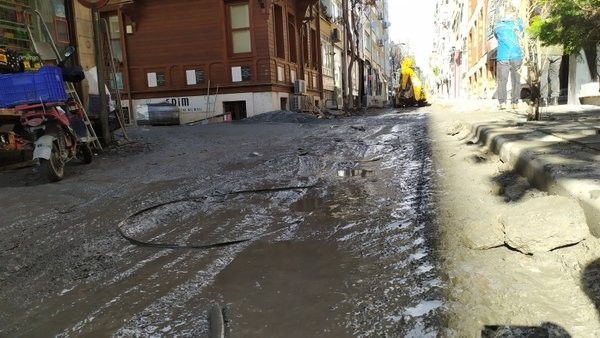 Bitmeyen yok çalışması: Cadde çamur deryasına döndü! CHP’li Bakırköy Belediyesi’ne tepkiler artıyor
