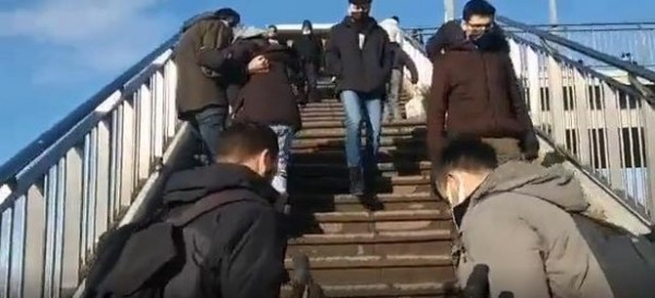 CHP'li İBB'nin onarmadığı arızalı üst geçit asansörü engelli vatandaşlara zor anlar yaşattı!