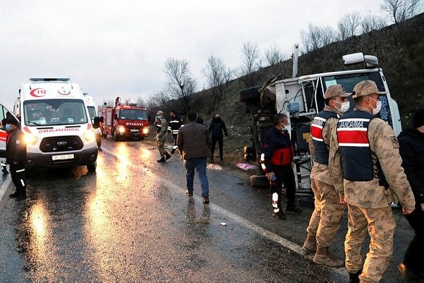 Tur midibüsü devrildi! Çok sayıda yaralı var