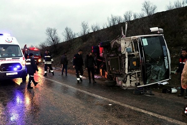 Tur midibüsü devrildi! Çok sayıda yaralı var