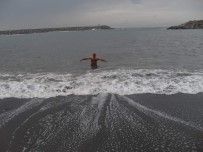 Buz Adam 7 Derecede Denize Girdi