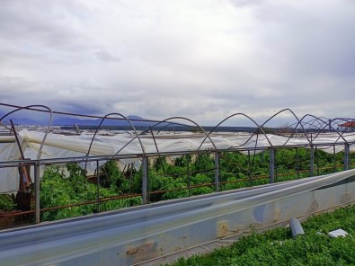 Seydikemer'de Hortum Seralari Yikti Geçti