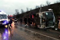 Tur midibüsü devrildi! Çok sayıda yaralı var