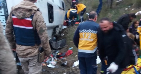 Tur midibüsü devrildi! Çok sayıda yaralı var