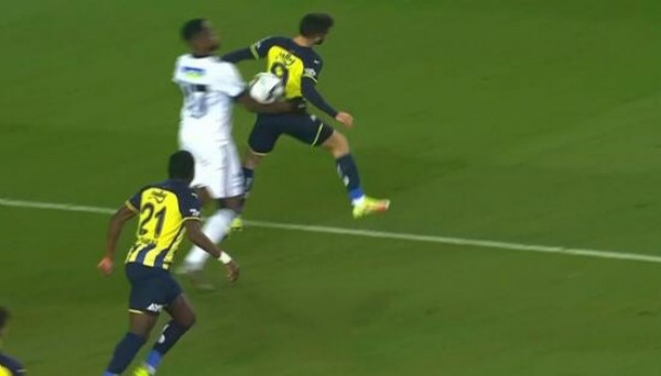 Derbiye damga vuran pozisyon! Penaltı kararı doğru mu?