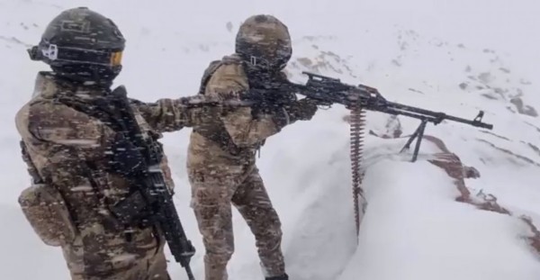 Mehmetçik kar altında görevinin başında!