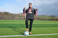 Arkadaslari Ip Atlarken Genç Kadin Futbol Takimina Seçildi