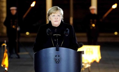 Basbakanligi Devredecek Olan Merkel'e Alman Ordusundan Veda Töreni