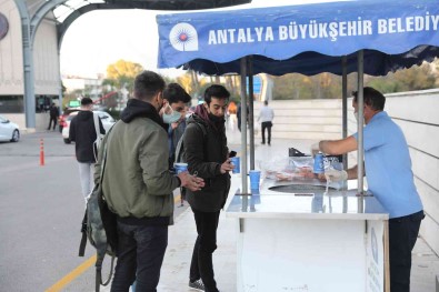 Büyüksehir'den Üniversite Ögrencilerine Sicak Çorba Ikrami