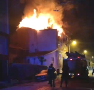 Emet'te 4 Katli Binanin Çati Katinda Çikan Yangin Korkuttu