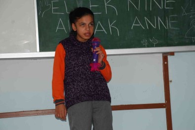 Engelli Ögrenci Melike, Ezber Yetenegi Ile Fark Atiyor