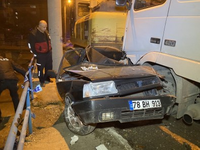 Freni Bosalan Tir, 3 Otomobile Ve Kepçeye Çarpti Açiklamasi 3 Yarali
