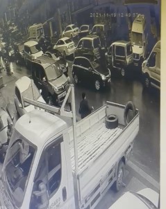 Istanbul'da Trafikte Yumruklu 'Yol Verme' Kavgasi Kamerada