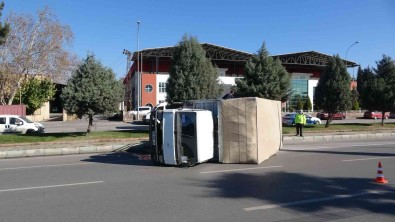 Kamyon Yan Yatti, Sürücüsü Yara Almadan Kurtuldu