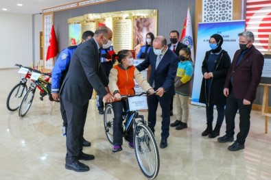 Kars'ta Dereceye Giren Ögrenciler Hediyelerini Aldi