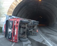 Kontrolden Çikan Kamyon Tünelde Devrildi