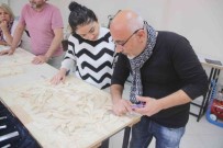 (Özel) Kaybolan Meslek Ahsap Oymaciliginin Inceliklerini Ögreniyorlar