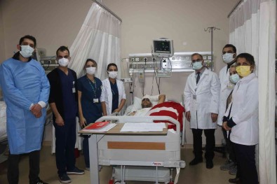 Türk Bayragi Hassasiyeti Zihinsel Engelli Vatandasi Canindan Ediyordu