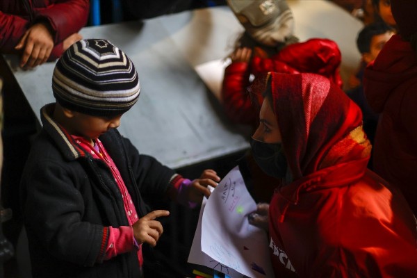 Belarus-Polonya sınırındaki göçmen çocuklar için boya festivali