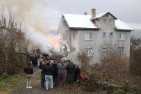 Ahir Ve Samanligi Küle Çeviren Yangin Eve Siçramadan Söndürüldü