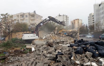 Akdeniz'de Metruk Binalarin Yikimi Devam Ediyor