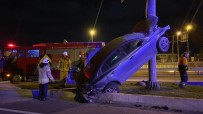 Bakirköy'de Viraji Alamayan Otomobil Yön Tabelasi Diregine Uçtu Açiklamasi 1 Yarali