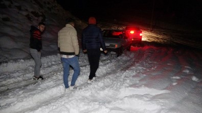 Kar Gezisine Çikan 4 Kisi Otomobilleri Kara Saplaninca Mahsur Kaldi