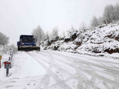 Karla Mücadele Ekipleri Çalismalarini Sürdürüyor