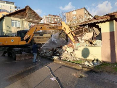 Derince'de Tehlike Arz Eden Binalar Yikiliyor