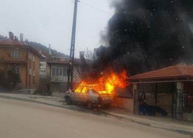 Ankara'da Yanan Otomobil Itfaiye Ekipleri Tarafindan Söndürüldü