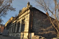 Kars'ta 100 Yillik Tarihi Binanin Duvarli Yikiliyor