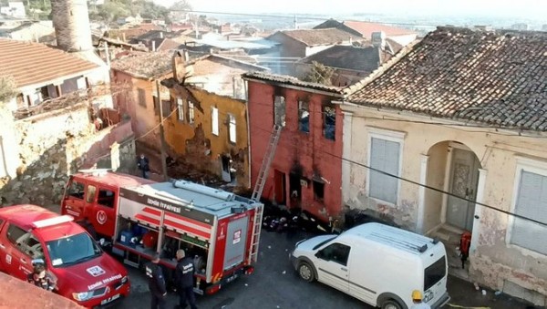İzmir'de kahreden olay! Evde çıkan yangında 3 bebek hayatını kaybetti