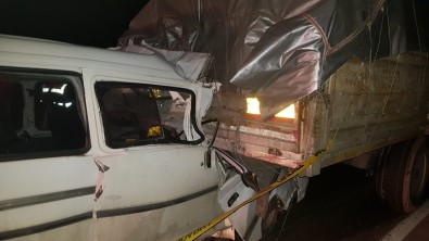 Manisa'da Minibüs Tira Arkadan Çarpti Açiklamasi 2 Ölü