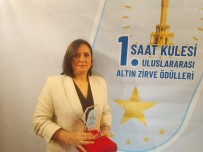 Izmir'de 'Yilin En Basarili Taksi Sürücüsü' Ödülü, Kentin Tek Kadin Taksi Sürücüsüne Verildi
