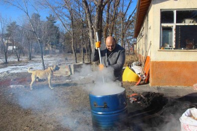 Belediye Baskani Kollari Sivadi, Dev Kazanlarda Kemik Pisirip Hayvanlari Elleriyle Besledi