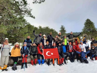 Doga Tutkunlari Kar Kalinliginin 1 Metreye Ulastigi Türkmen Dagi'na Çiktilar