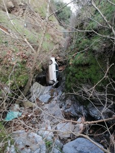 Manisa'da Otomobil Dere Yatagina Uçtu Açiklamasi 1 Yarali