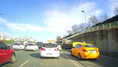 (Özel) Sisli'de Ariza Yapan Taksi Kaputu Açik Yoluna Devam Etti