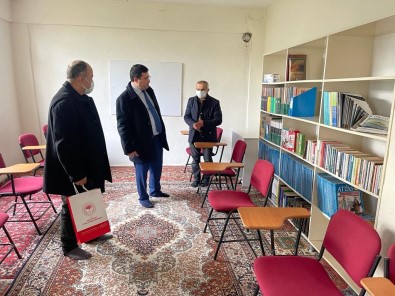 Kaymakam Zaman'dan Cami Kütüphanesine Kitap Destegi