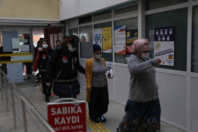 Komsularini Feci Sekilde Öldürdükleri Gerekçesiyle Yargilanan 6 Sanik Yeniden Hakim Karsisinda