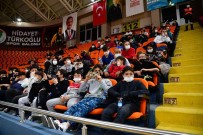 Mamak'in Evinde Bilegi Bükülmüyor