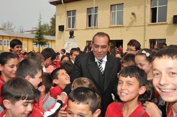 Atatürk'e benzerliği ile bilinen Göksel Kaya eşi tarafından feci şekilde dövüldü: 'Geber' dedi, tekmeledi...