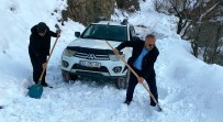 Kardan Dolayi Yollari Kapali Olan Köy Sakinleri Kendi Imkanlariyla Yollarini Açiyorlar