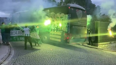 Denizli'de Bulunan Bursaspor Taraftarlari Takimini Karsiladi