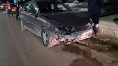 Alt Geçit Çikisinda Lastigi Patlayan Otomobil Refüje Çarpti