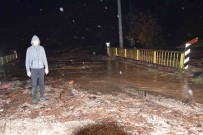 Antalya'da Sel Sulari Köprüleri Asti, Iki Mahalleye Ulasim Kapatildi