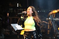 Bodrum'da Yüzlerce Kisi Soguk Havaya, Yagmura Ve Firtinaya Aldiris Etmeden Doyasiya Eglendi