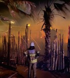 Çesme'de Yildirim Düsmesi Sonucu Bir Is Yerinde Yangin Çikti