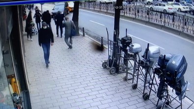 Istanbul'un Göbeginde Dehset Anlari Açiklamasi Araç Kaldirimdaki Yayalarin Arasina Daldi